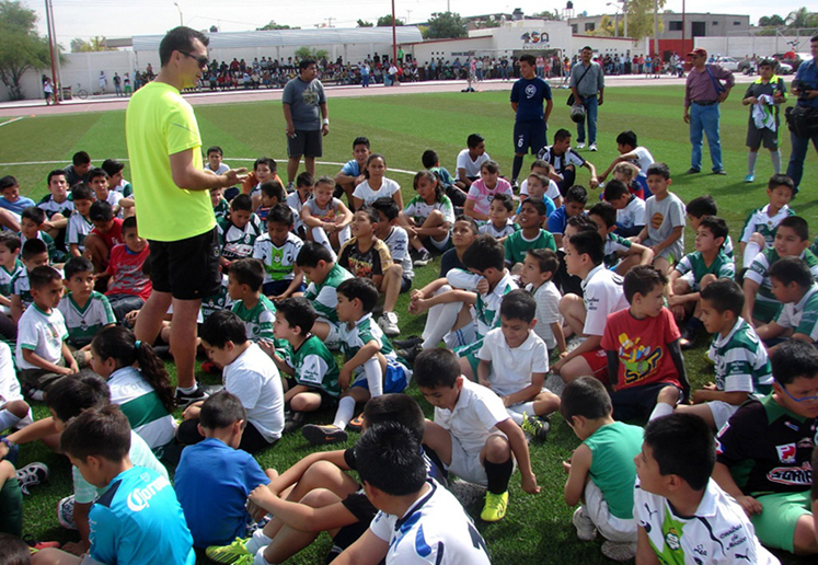 El ex futbolista impartió una clínica a niños que forman parte de la Academia Municipal.