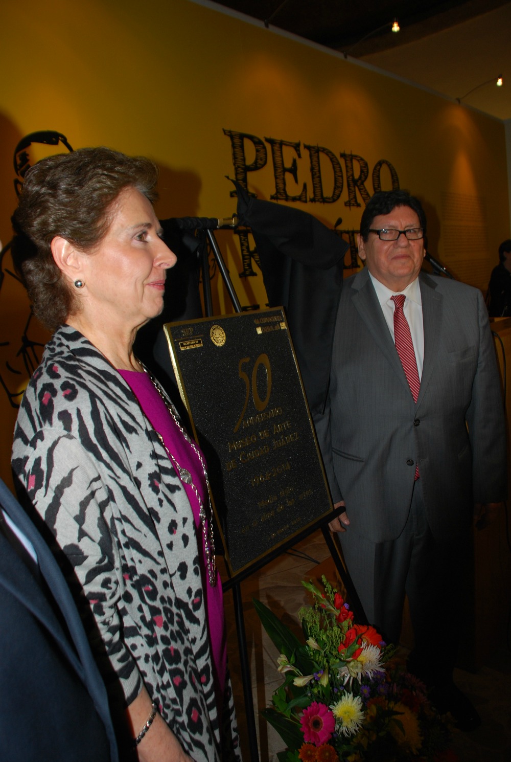 María Cristina García, directora general del INBA, en el momento de develar la placa conmemorativa del 50 Aniversario del Museo de Arte de Ciudad Juár