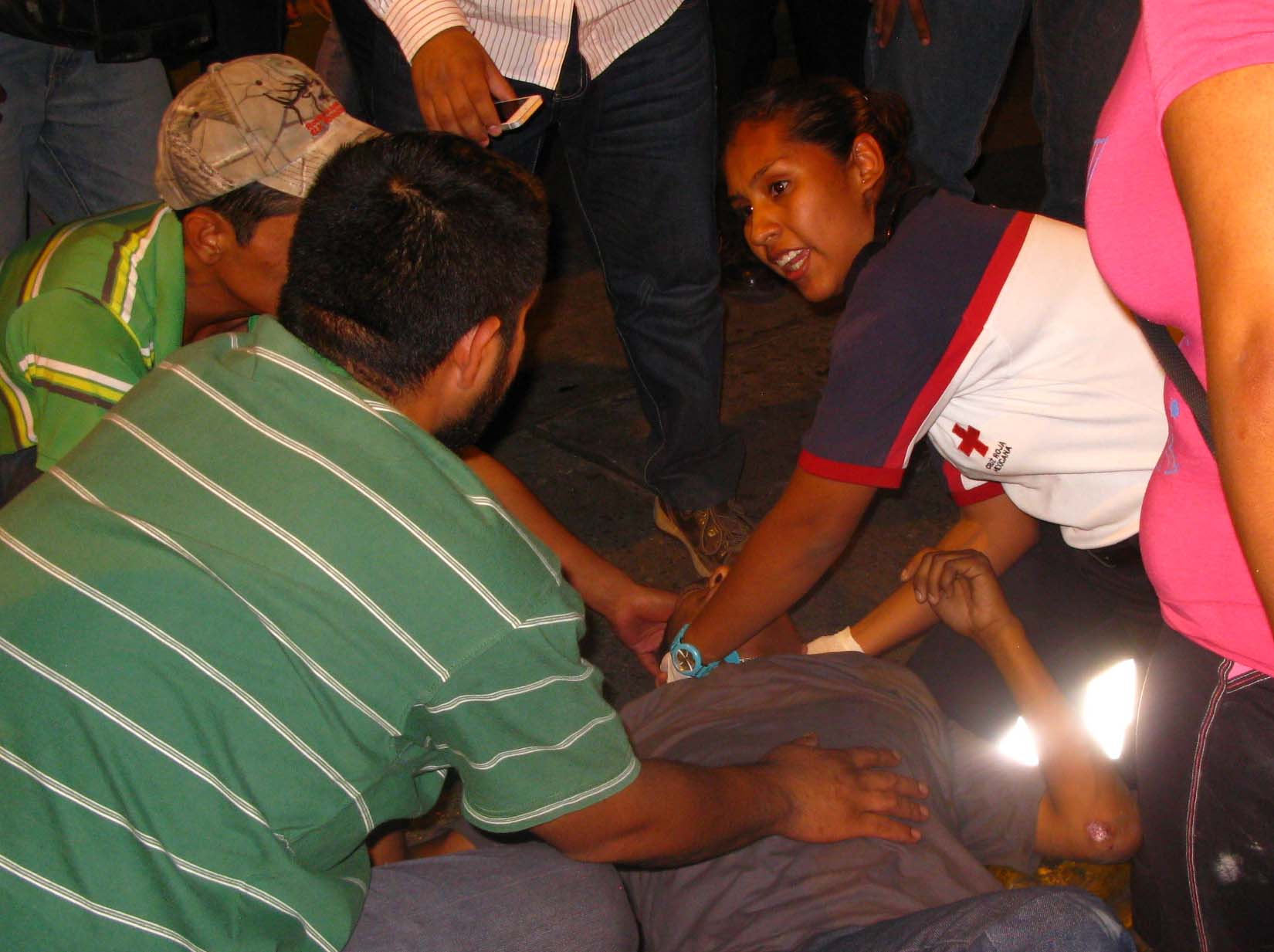 Socorristas y amigos le prestan auxilio al hombre atropellado.