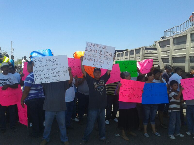 Alrededor de 100 personas se manifestaron contra el desarme a las autodefensas.