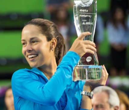 Ana con el trofeo de Monterrey 