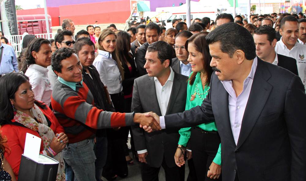 El gobernador esta acompañado de su esposa y del secretario de Planeación, Desarrollo Regional y Metropolitano. 