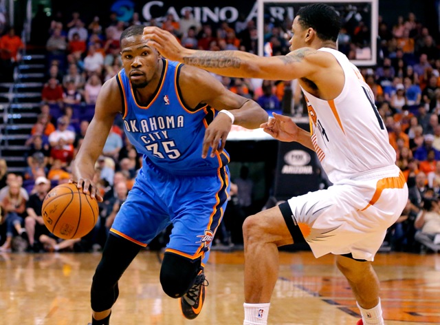 Kevin Durant (Izquierda) en su duelo histórico contra los Suns