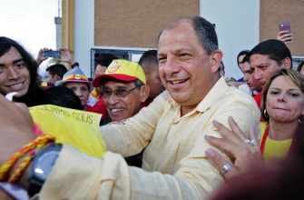 Luis Guillermo Solis saluda a sus seguidores durante la jornada electoral de hoy en San José