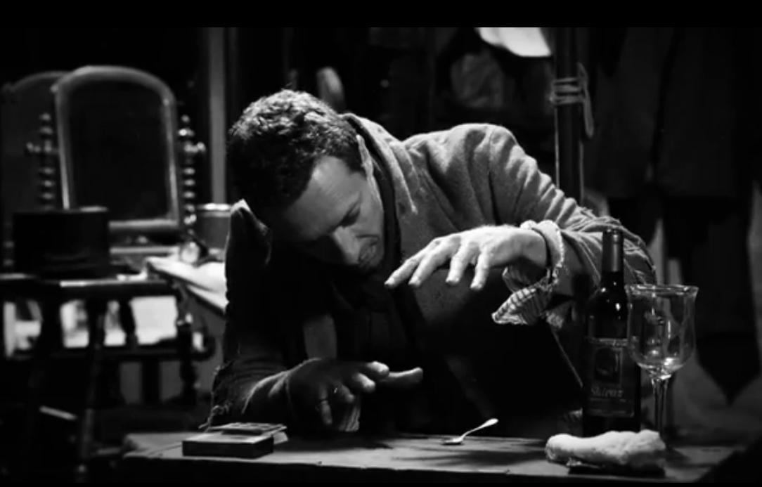 Chris Martin interpreta a un ilusionista. 