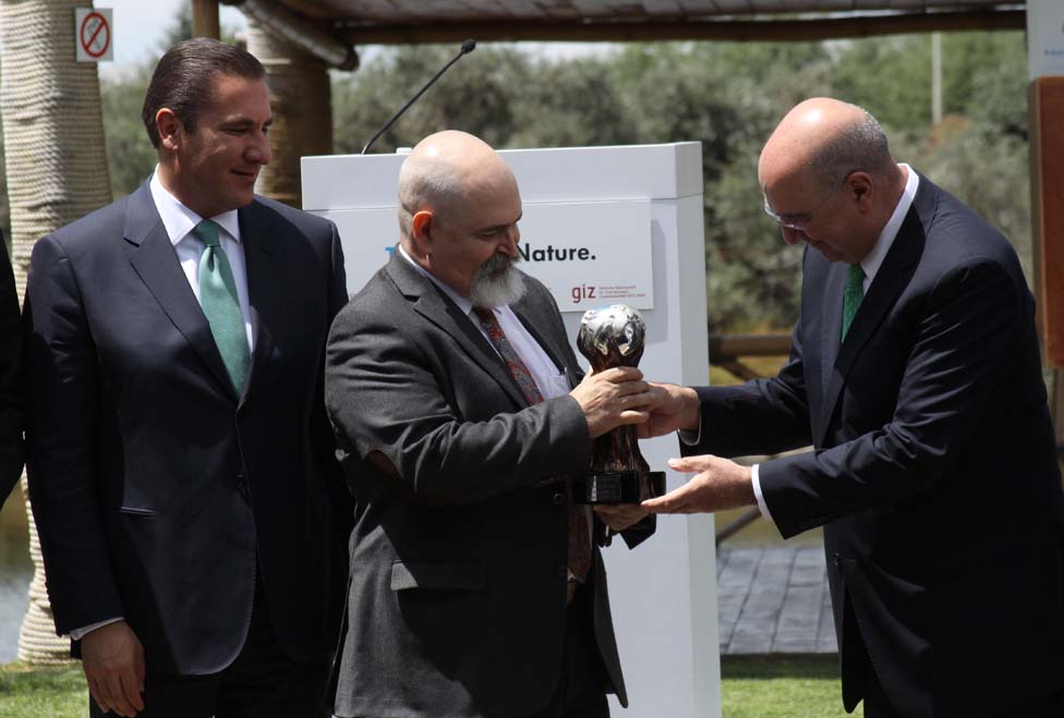 Entrega del premio Por Amor al Planeta al biólogo Enrique Jardel Peláez.