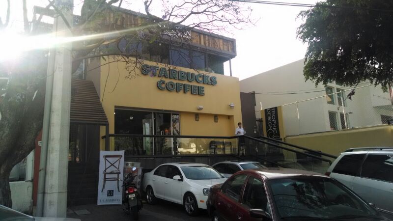 Fachada del Starbucks en el que en poco más de una semana se han registrado dos incidentes.
