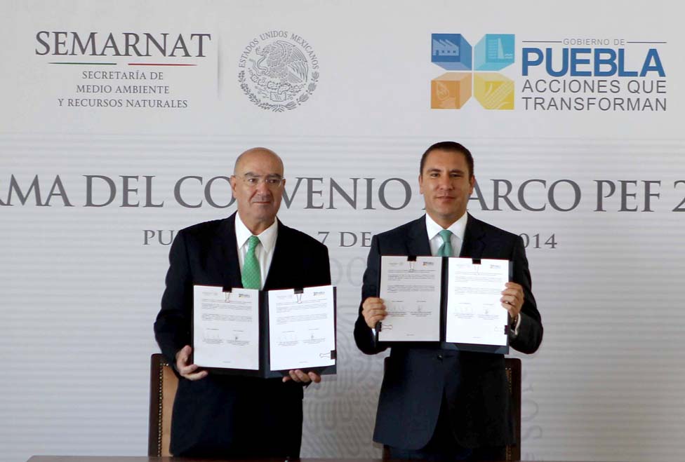 Firma del convenio Marco 2014 entre el titular de Semarnat y el gobernador de Puebla.