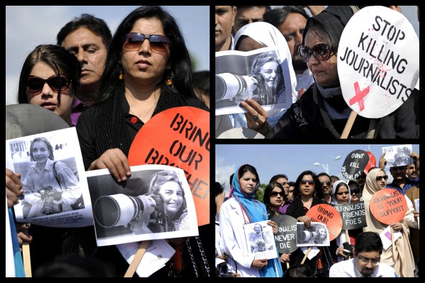 Un grupo de periodistas paquistaníes se reunieron para protestar por la muerte de la fotógrafa alemana Anja Niedringhaus, quien fue asesinada el viern