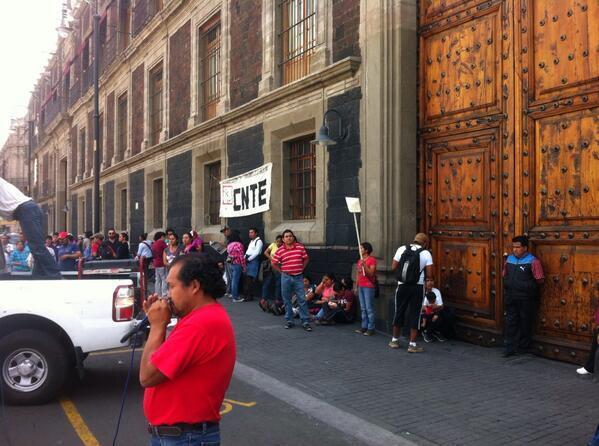 Los integrantes de la CNTE durante la protesta frente a la SEP.