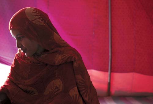 Mujer saharaui en el Campamento de Refugiados de la RASD, en Tinduf.
