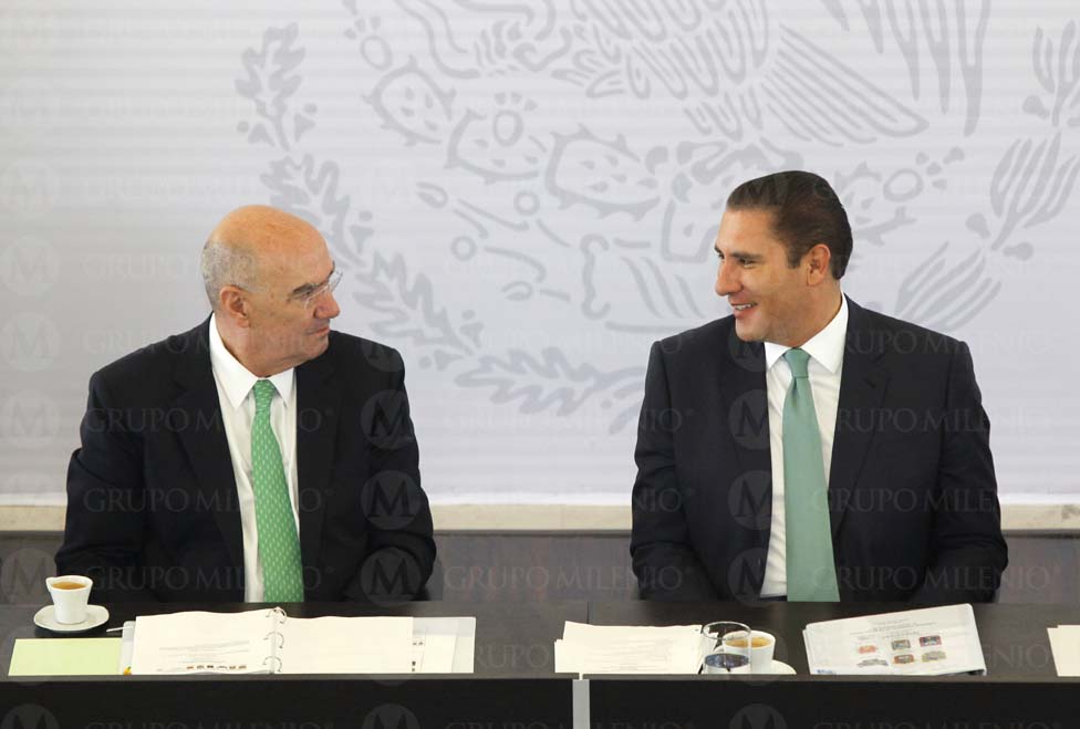 El titular de la Secretaría de Medio Ambiente y Recursos Naturales, Juan José Guerra Abud acompañado por el gobernador de Puebla Rafael Moreno Valle, 