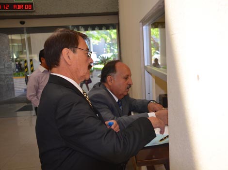 La nueva denuncia fue presentada por el ex doctor de la CEDH, Armando Fernández Fabián, quien acompañado de su abogado Luis Villarreal Galindo.