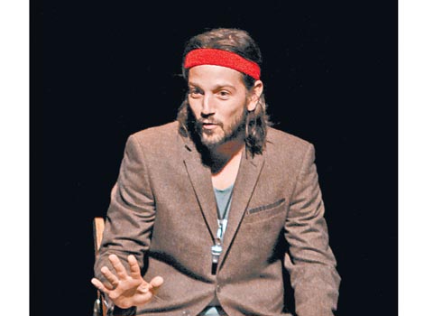 Diego Luna se encuentra de gira con este monólogo.