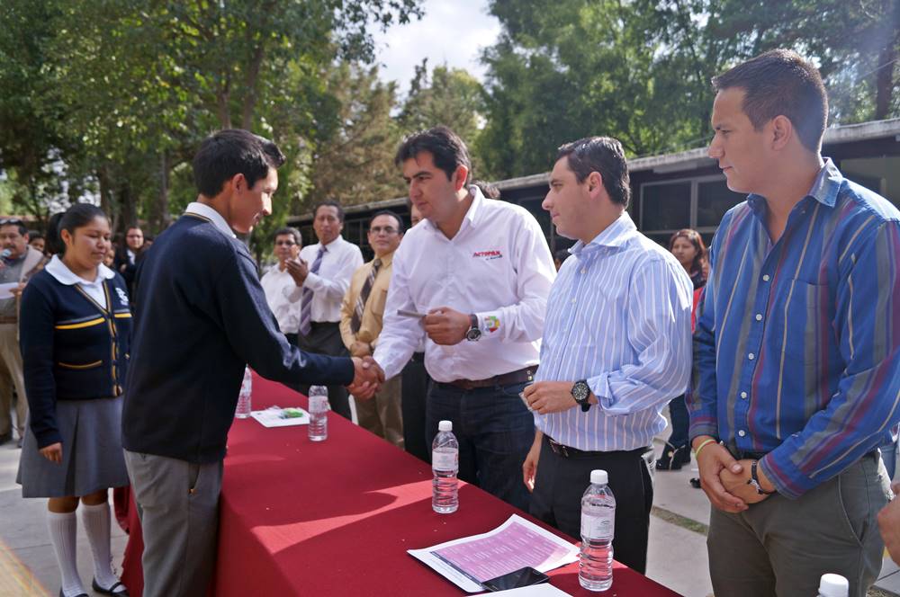 El alcalde Gregorio Hernández, en la entrega de las tarjetas. 