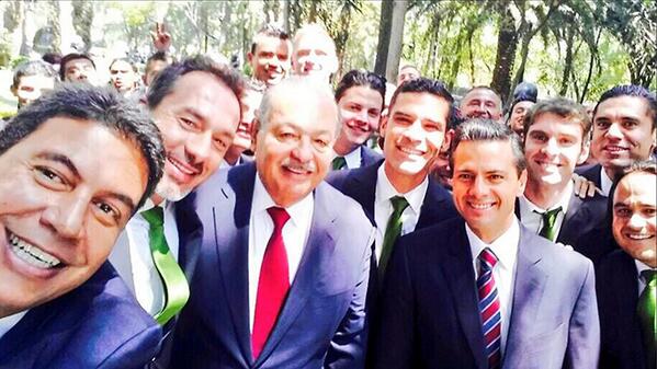 Enrique Peña Nieto, presidente de México, aprovechó la visita del hombre más rico de México, Carlos Slim, y el equipo de fútbol de León, para sacarse 