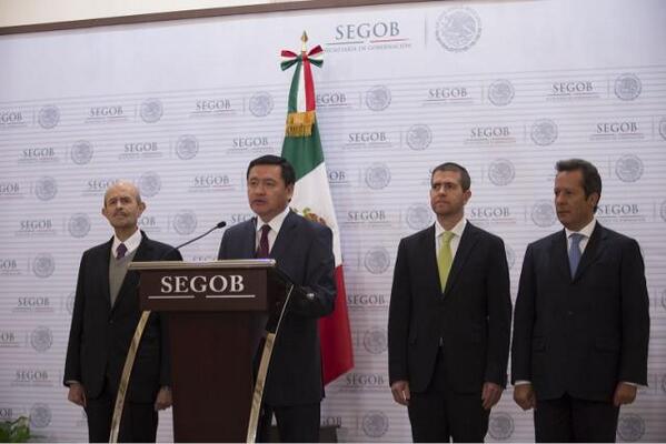 Fausto Vallejo, gobernador de Michoacán; Miguel Osorio Chong, secretario de gobernación y Alfredo Castillo, comisionado de seguridad en Michoacán.