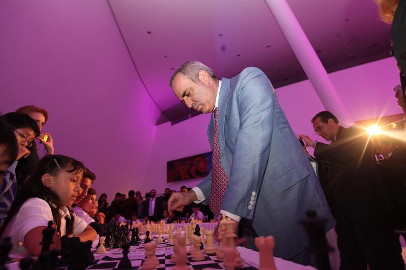 Gari Kaspárov juega una simultánea con niños estudiantes el pasado 2 de abril en Ciudad de México
