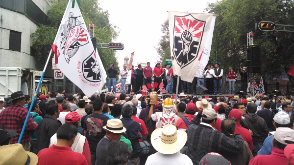 Integrantes del SME se manifiestan frente a la Secretaría de Gobernación