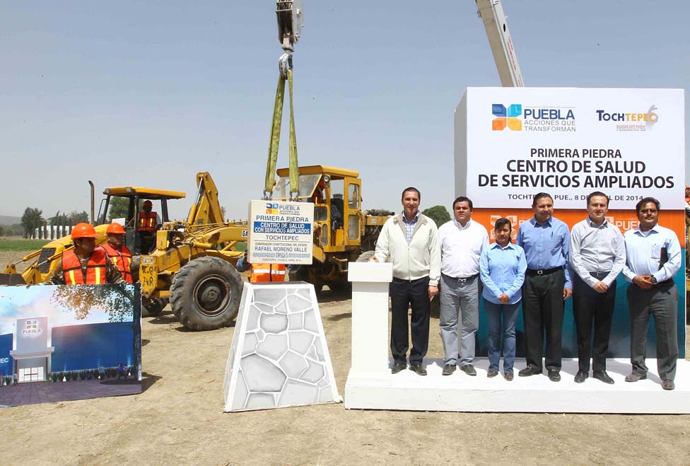 El mandatario poblanoInauguró la modernización del camino Tochtepec - La Purísima y entregó una ambulancia de traslado.