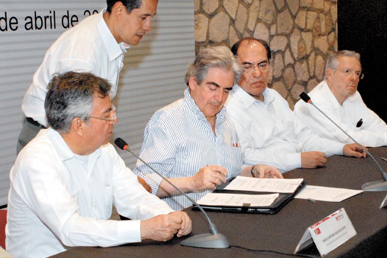 Marco Antonio Aguilar y Rafael Tovar y de Teresa encabezaron el acto.
