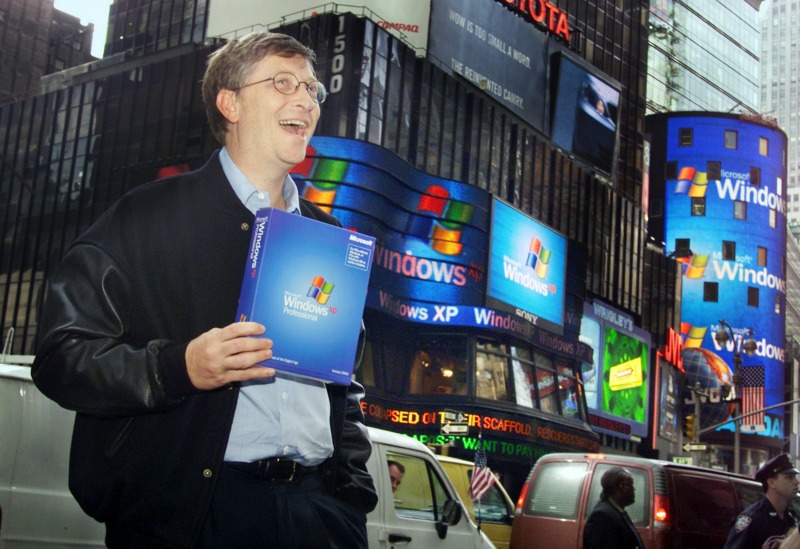El 25 de octubre del 2001, Bill Gates promocionó el sistema operativo Windows XP en el Times Square en Nueva York. 
