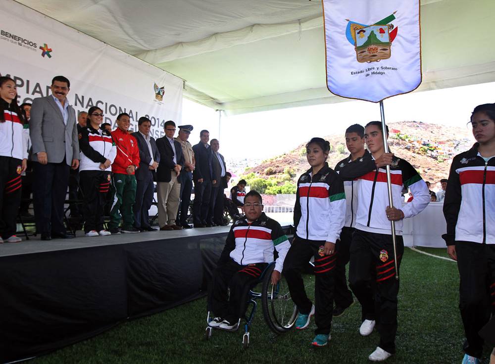 Abanderan a los deportistas que asistirán a la justa. 
