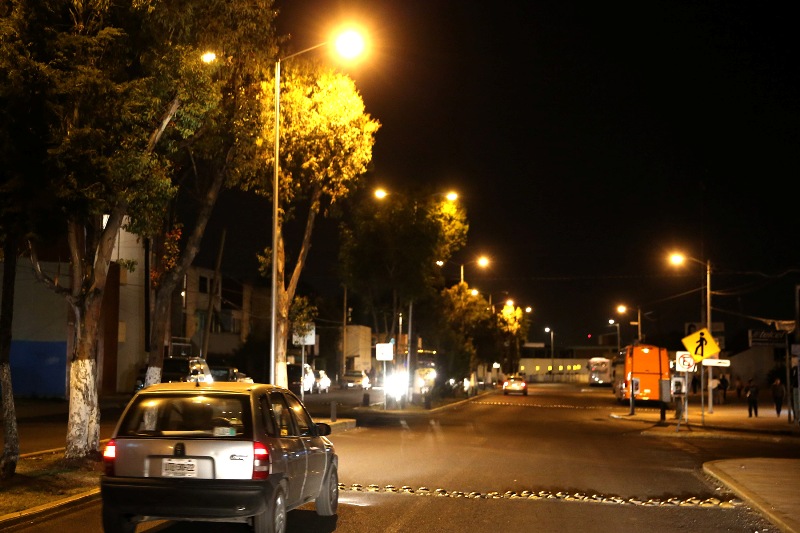 Alumbrado público y calle de noche en Metepec.