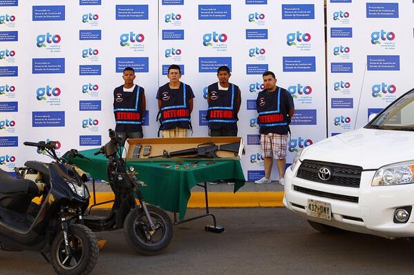 A los detenidos se les aseguraron armas, cartuchos y vehículos con reporte de robo.