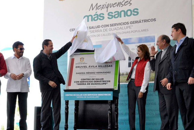 Entrega de Centro de Salud con Servicios Geriátricos