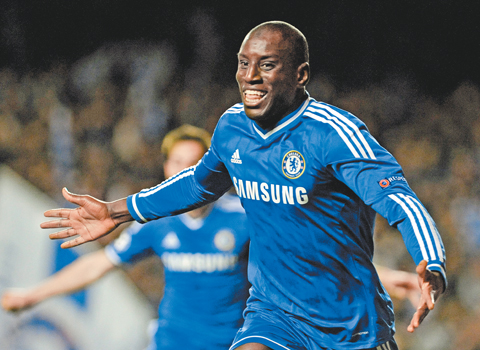 El francés Demba Ba celebra su anotación, el pase del Chelsea. 