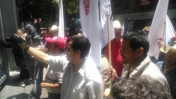 Integrantes de la CNPA se manifiestan desde la mañana frente al edificio de Sedesol, en Paseo de la Reforma.