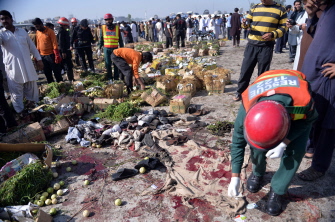 Policías inspeccionan el lugar de la explosión, el mercado de verduras de las afueras de Islamabad