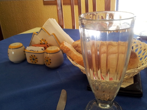 En restaruantes en lugar de otorgar "vasos con agua" a los clientes, se les orilla a pagar líquido embotellado por "política de la casa".
