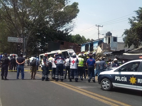 El accidente ocurrió en la carretera federal México-Cuernavaca, a la altura del poblado de Santa María, a unos dos kilómetros de la zona urbana de la 