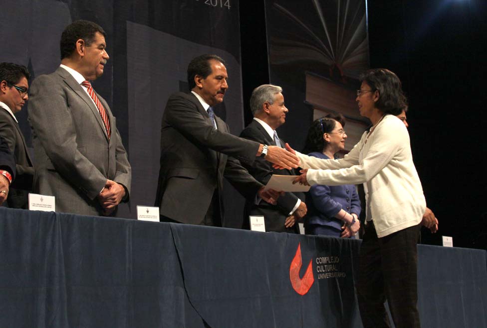 Alfonso Esparza, Rector de la UAP, entregó acuerdos de promoción al personal académico.