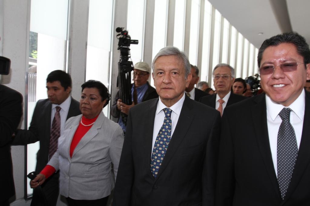 Andrés Manuel López Obrador a su llegada al Senado.