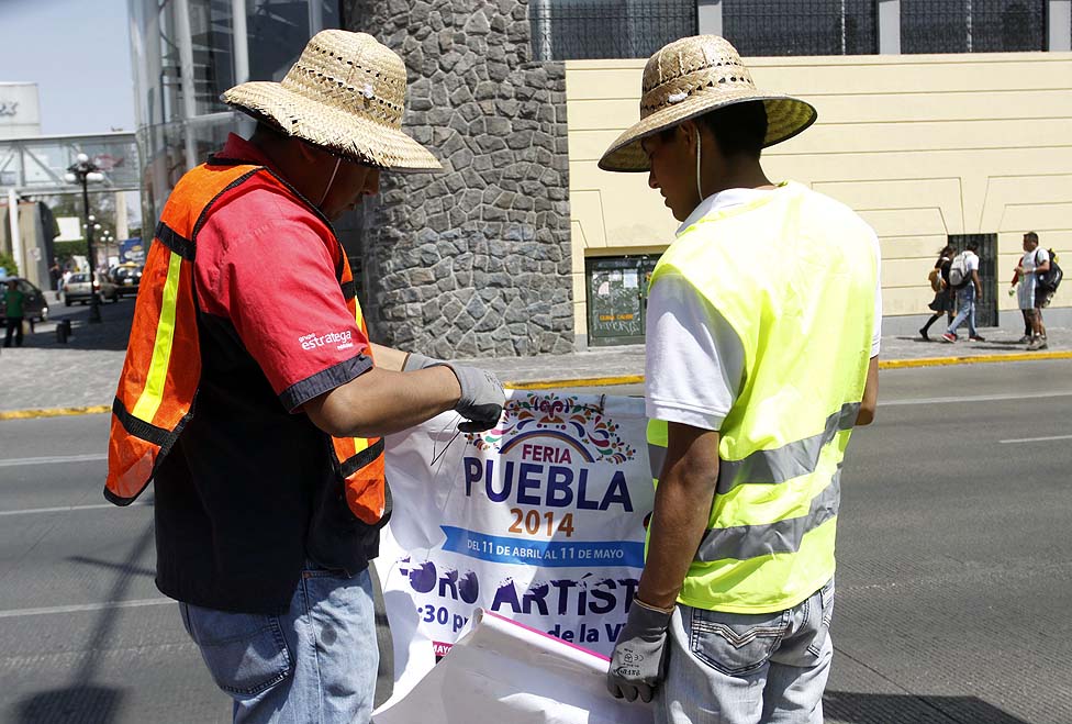 Colocación de pendones de la Feria de Puebla 2014.