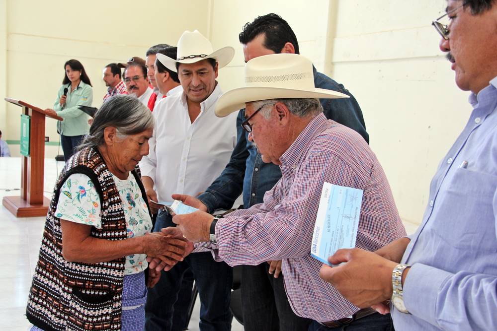 Durante la entrega de apoyos. 