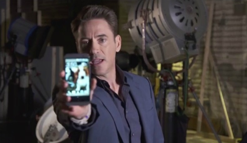 El actor durante el video promocional del HTC One M8