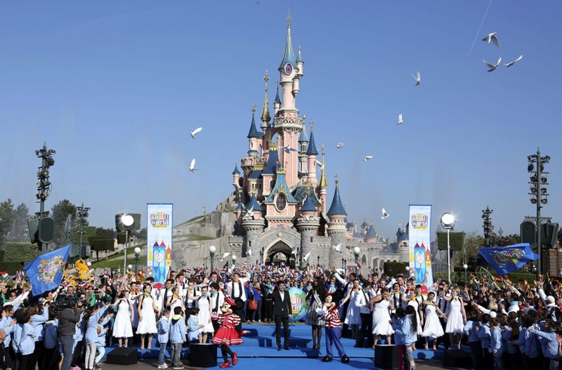 Fotografía facilitada por Disneyland Paris del parque de París durante la celebración del 50 aniversario de la atracción "It's a small world".