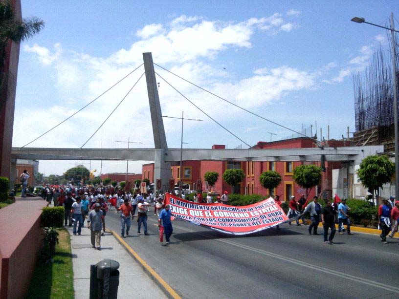 Manifestación de antorchistas sobre bulevar 5 de Mayo.