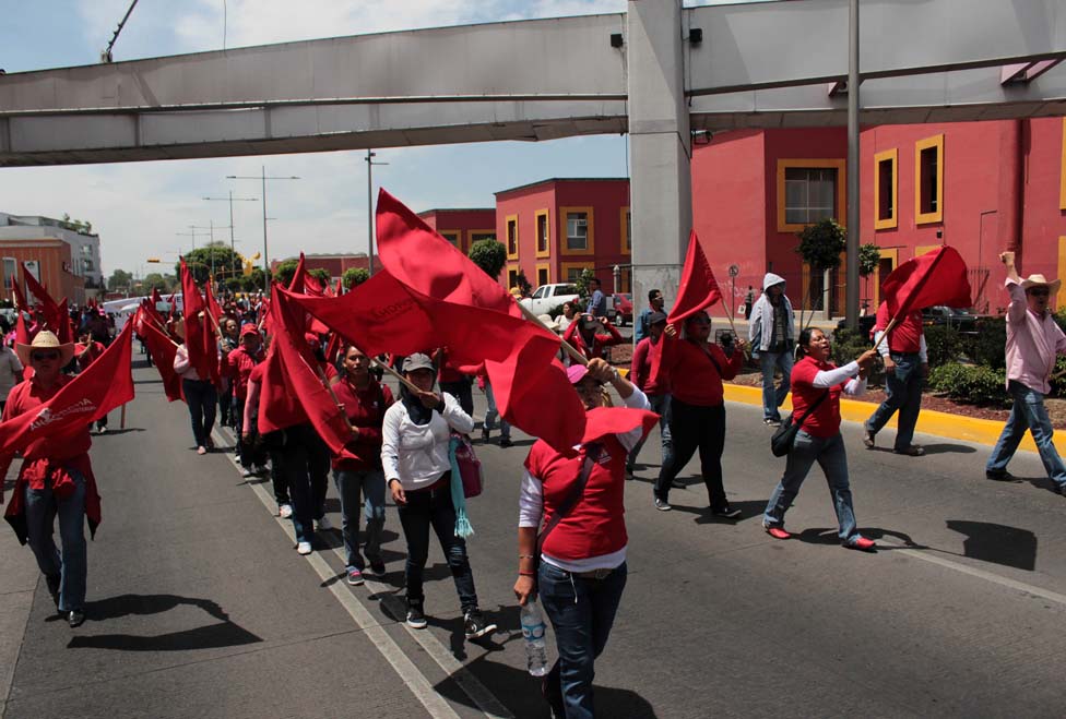Marcha de Antorcha Campesina en el Centro Histórico de Puebla.