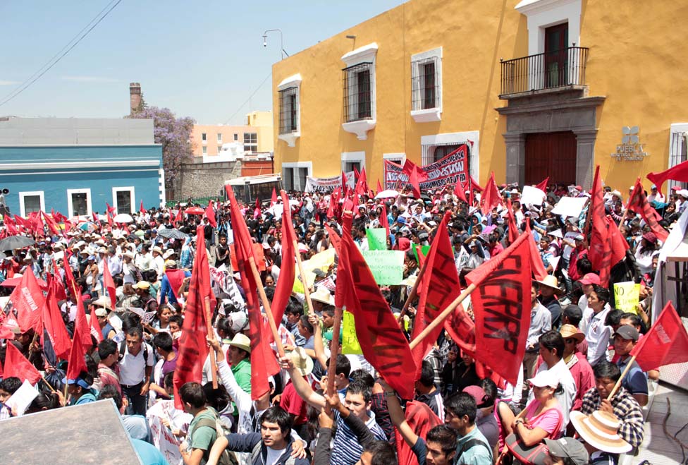 Marcha de Antorcha Campesina en el Centro Histórico de Puebla.
