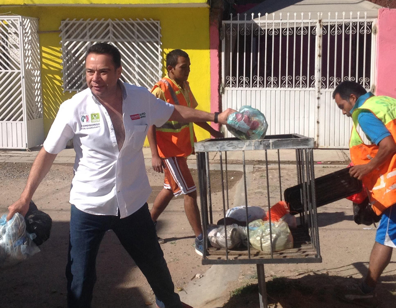 Salió de mezclilla y una camisa bordada con el PRI y el Verde.