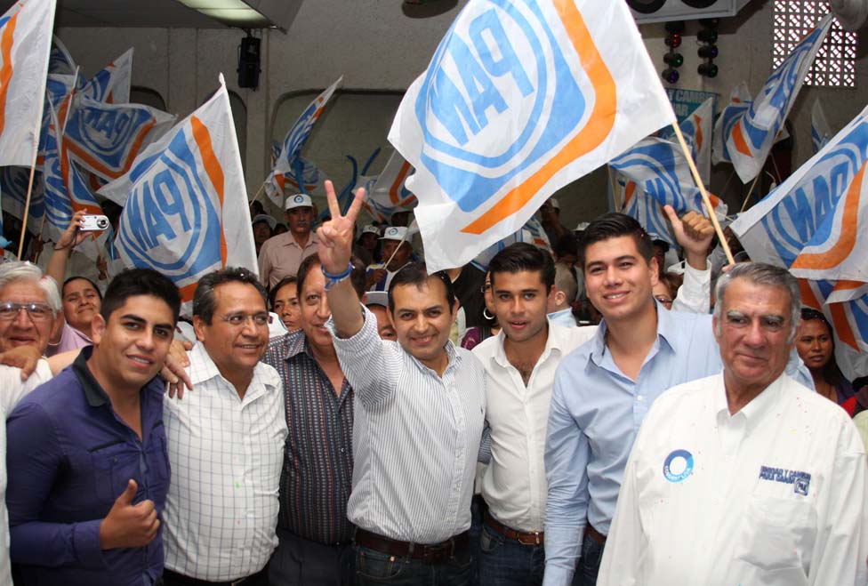 Ernesto Cordero con panistas en San Martín Texmelucan.