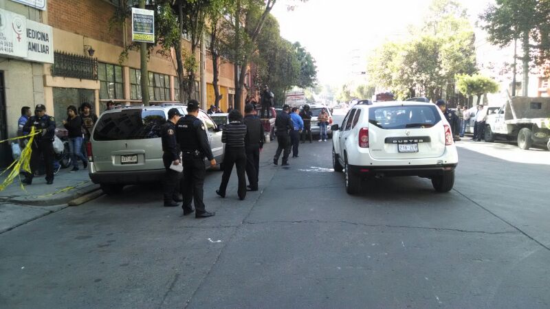 hombres armados caminaron hasta la camioneta Renault Duster blanca que circulaba por las calles de Zacatecas y Frontera. Abrieron fuego.