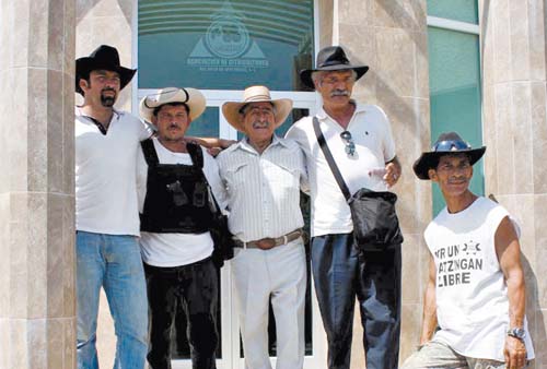José Manuel Mireles (con una mochila) reveló el ultimátum.
