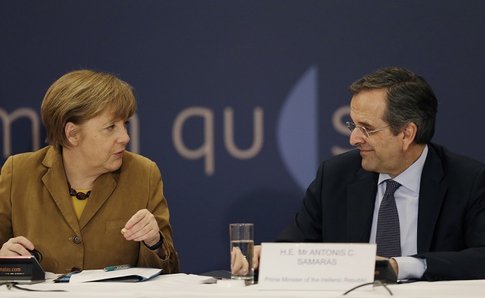 El primer ministro griego Antonis Samaras, recibe a la canciller alemana 