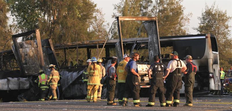 Rescatistas, policías y bomberos, en el lugar del accidente en la autopista californiana